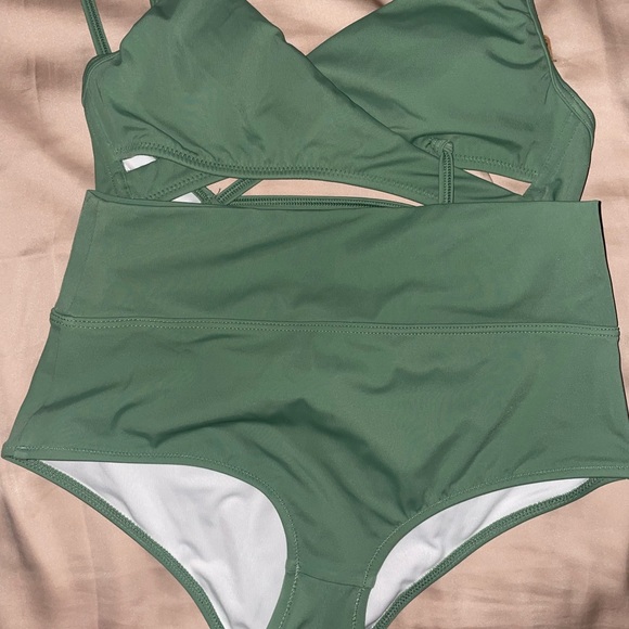 Two bikini - Picture 6 of 10